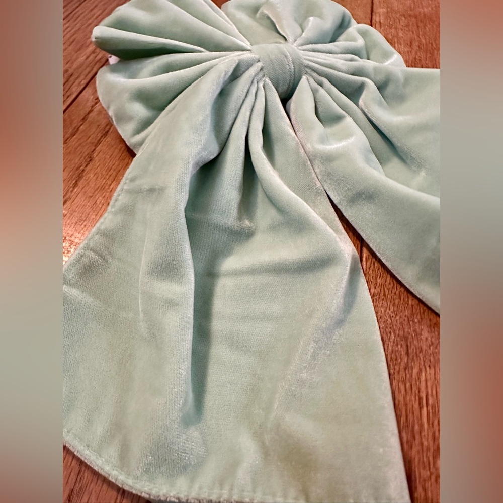 Chic Pastel Green Large Bow Hair Clip - Picture 2 of 3